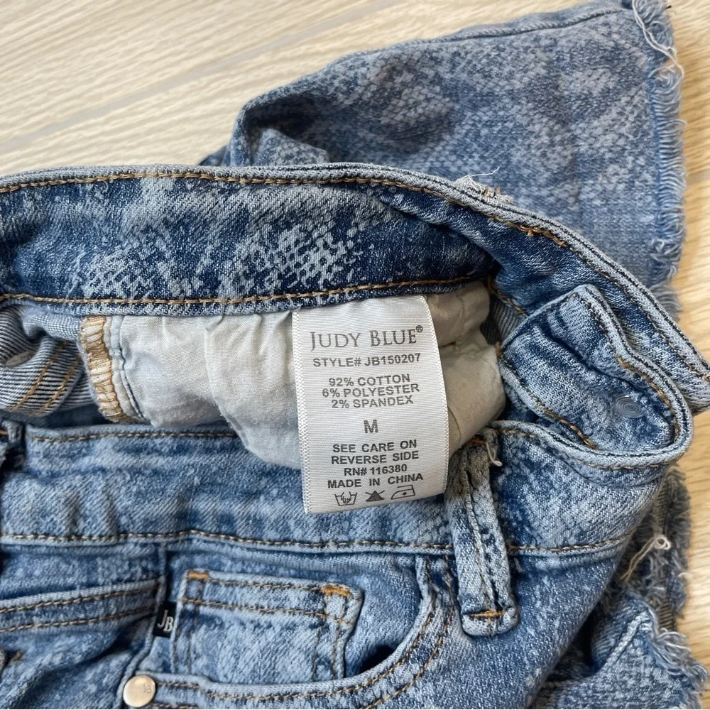 Judy Blue Mid Rise Snake Print Light Wash Blue Denim Jean Shorts Raw Hem Size M